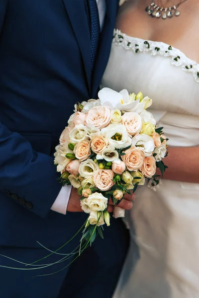 La mariée garde son bouquet de mariage — Photo