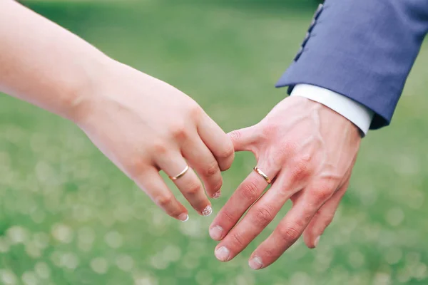 Тримаючи руки нареченому і нареченому — стокове фото