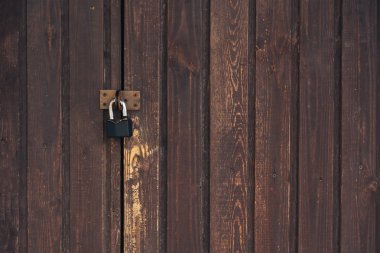 Tahta kapıdaki eski kilit.