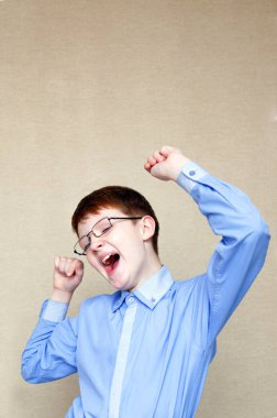 Onun ellerini tutan çocuk yawns