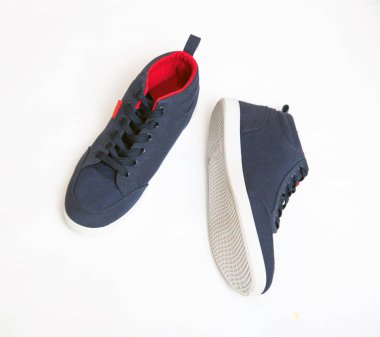 İzole beyaz zemin üzerine mavi spor ayakkabı