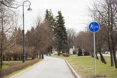 Bir yaya ve bir bisikletçi için trafik işaretleri