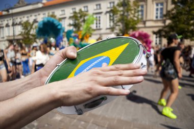 ambourine oyuncu samba resmi geçit