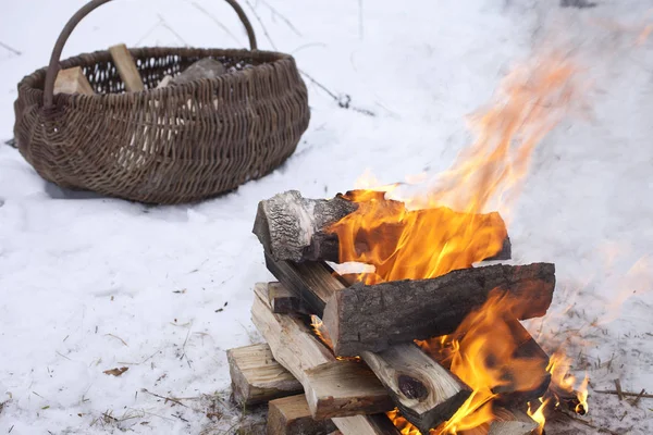 Lagerfeuer in der Winterzeit — Stockfoto