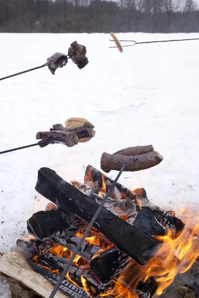 Lagerfeuer in der Winterzeit — Stockfoto