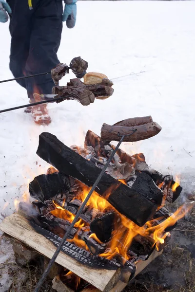 Lagerfeuer in der Winterzeit — Stockfoto