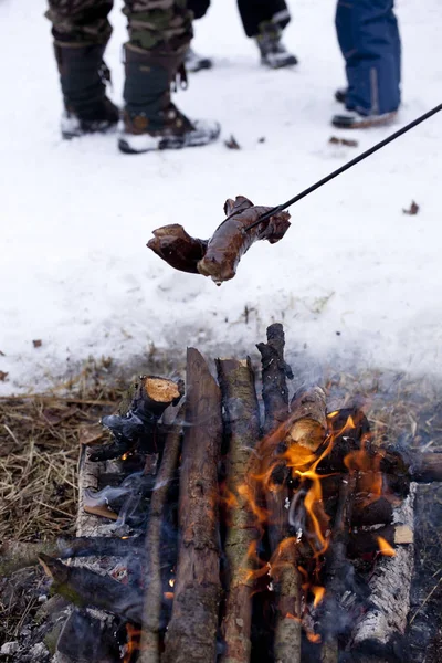 Lagerfeuer in der Winterzeit — Stockfoto