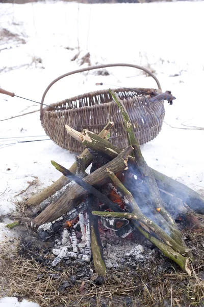 Lagerfeuer in der Winterzeit — Stockfoto