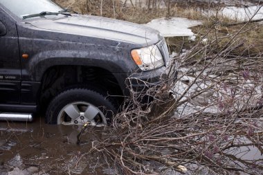 Varşova, Polonya - 4 Şubat 2017: Jeep Grand Cherokee offroad Yarış 4, Mart, 2017 sırasında Varşova yakınlarındaki kırsal bir yolda.