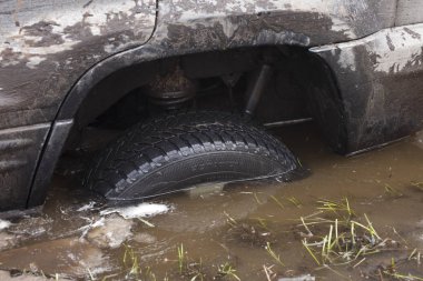 Varşova, Polonya - 4 Şubat 2017: Jeep Grand Cherokee offroad Yarış 4, Mart, 2017 sırasında Varşova yakınlarındaki kırsal bir yolda.