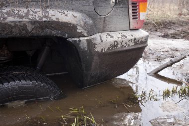Varşova, Polonya - 4 Şubat 2017: Jeep Grand Cherokee offroad Yarış 4, Mart, 2017 sırasında Varşova yakınlarındaki kırsal bir yolda.