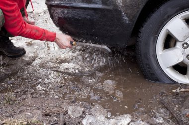 Varşova, Polonya - 4 Şubat 2017: Jeep Grand Cherokee offroad Yarış 4, Mart, 2017 sırasında Varşova yakınlarındaki kırsal bir yolda.