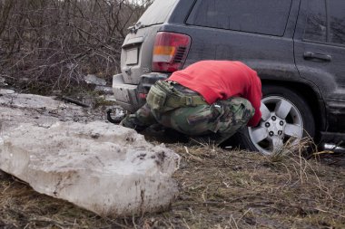 Varşova, Polonya - 4 Şubat 2017: Jeep Grand Cherokee offroad Yarış 4, Mart, 2017 sırasında Varşova yakınlarındaki kırsal bir yolda.