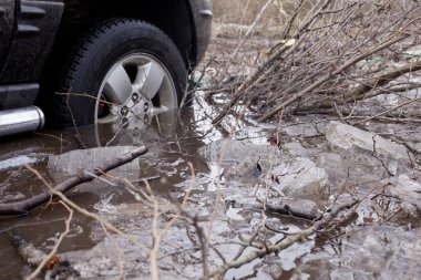 Varşova, Polonya - 4 Şubat 2017: Jeep Grand Cherokee offroad Yarış 4, Mart, 2017 sırasında Varşova yakınlarındaki kırsal bir yolda.