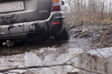 Varşova, Polonya - 4 Şubat 2017: Jeep Grand Cherokee offroad Yarış 4, Mart, 2017 sırasında Varşova yakınlarındaki kırsal bir yolda.