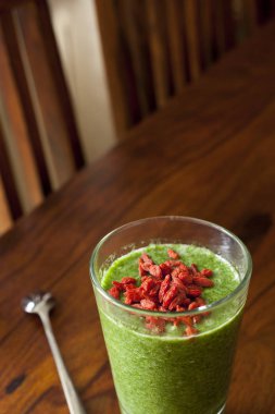 sağlıklı ıspanak güler yüzlü bir yüksek cam