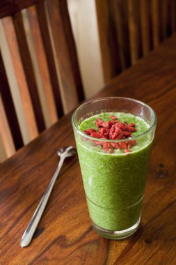 sağlıklı ıspanak güler yüzlü bir yüksek cam