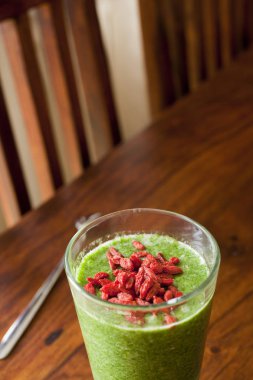 sağlıklı ıspanak güler yüzlü bir yüksek cam