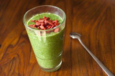 sağlıklı ıspanak güler yüzlü bir yüksek cam