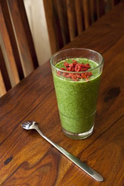 sağlıklı ıspanak güler yüzlü bir yüksek cam