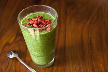 sağlıklı ıspanak güler yüzlü bir yüksek cam