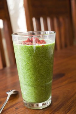 sağlıklı ıspanak güler yüzlü bir yüksek cam