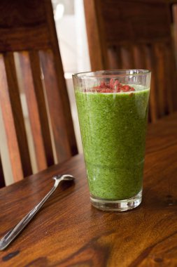 sağlıklı ıspanak güler yüzlü bir yüksek cam