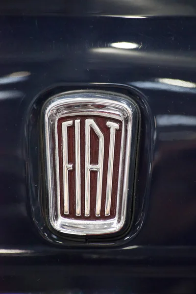 Varšava, 13. května: Oldtimer Fiat Auto logo na Varšavské Auto nostalgie veletrhu na 13 května 2017 ve Varšavě, Polsko. — Stock fotografie