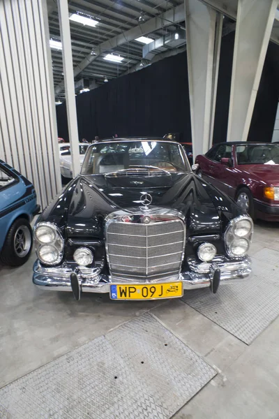 WARSAW, POLAND, May 13: Oldtimer  Mercedes car on Warsaw Auto Nostalgy fair on May 13, 2017 in Warsaw, Poland. — Stock Photo, Image