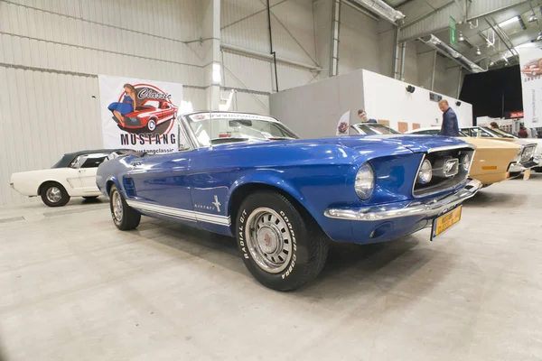 WARSAW, POLONIA, 13 de mayo: Oldtimer Mustang coche en Varsovia Auto Nostalgy feria el 13 de mayo de 2017 en Varsovia, Polonia . — Foto de Stock