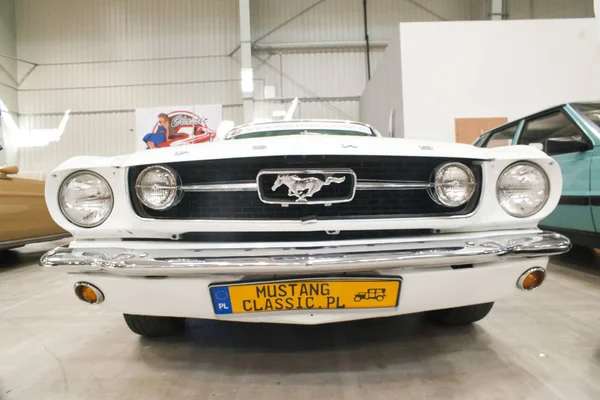 WARSAW, POLONIA, 13 de mayo: Oldtimer Mustang coche en Varsovia Auto Nostalgy feria el 13 de mayo de 2017 en Varsovia, Polonia . — Foto de Stock