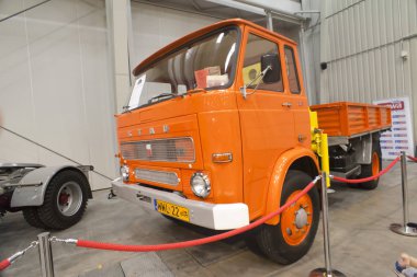 Varşova, Polonya, Mayıs 13: Oldtimer yıldız kamyon araba Varşova otomatik 13 Mayıs 2017 adil Nostalji, Varşova, Polonya.