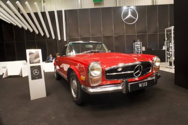 Varşova, Polonya, Mayıs 13: Oldtimer Mercedes araba Varşova otomatik 13 Mayıs 2017 adil Nostalji, Varşova, Polonya.