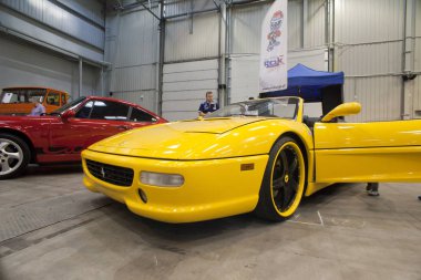Varşova, Polonya, Mayıs 13: Oldtimer araba Varşova otomatik 13 Mayıs 2017 adil Nostalji, Varşova, Polonya.