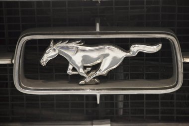 Varşova, Polonya, Mayıs 13: Oldtimer Mustang araba logosu Varşova otomatik 13 Mayıs 2017 adil Nostalji, Varşova, Polonya.