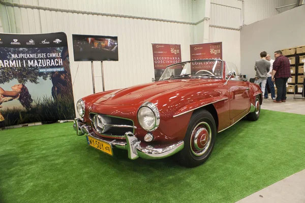 WARSAW, POLONIA, 13 de mayo: Oldtimer Mercedes coche en Varsovia Auto Nostalgy feria el 13 de mayo de 2017 en Varsovia, Polonia . — Foto de Stock