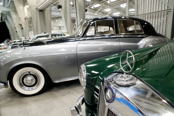 WARSAW, POLONIA, 13 de mayo: Oldtimer Mercedes coche en Varsovia Auto Nostalgy feria el 13 de mayo de 2017 en Varsovia, Polonia . — Foto de Stock