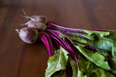 Tahta masada taze pancar kökü