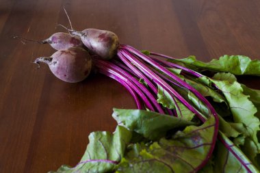 Tahta masada taze pancar kökü
