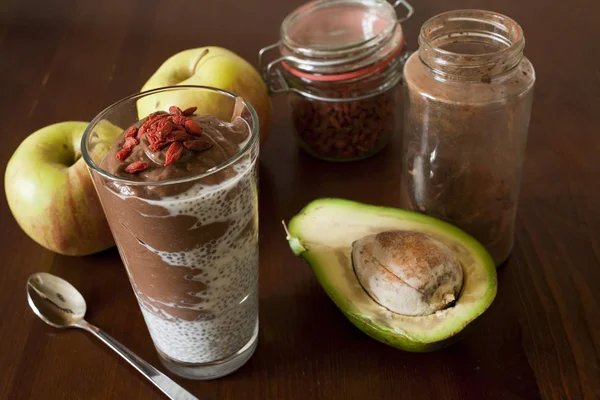 Kakao-Avocado-Smoothie mit Chia und Goji — Stockfoto