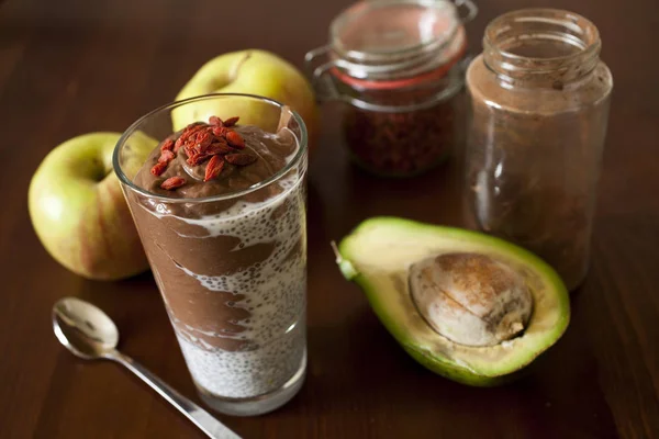 Kakao-Avocado-Smoothie mit Chia und Goji — Stockfoto