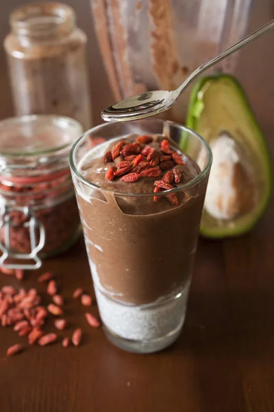 Kakao-Avocado-Smoothie mit Chia und Goji — Stockfoto