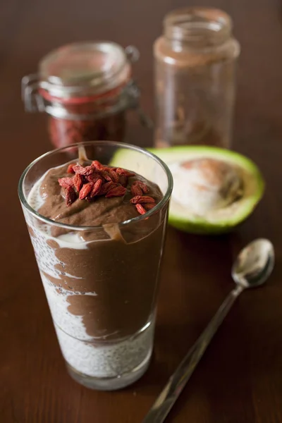 Kakao-Avocado-Smoothie mit Chia und Goji — Stockfoto