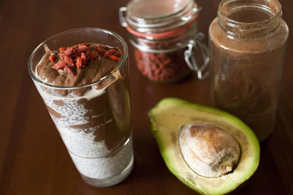 Kakao-Avocado-Smoothie mit Chia und Goji — Stockfoto