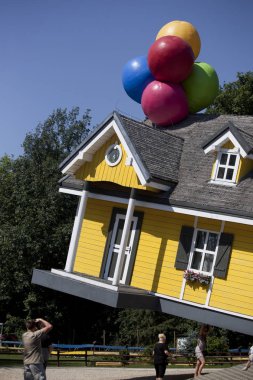 Mosciska, Polonya - 8 Ağustos: Uçan ev eğlence bölümü 