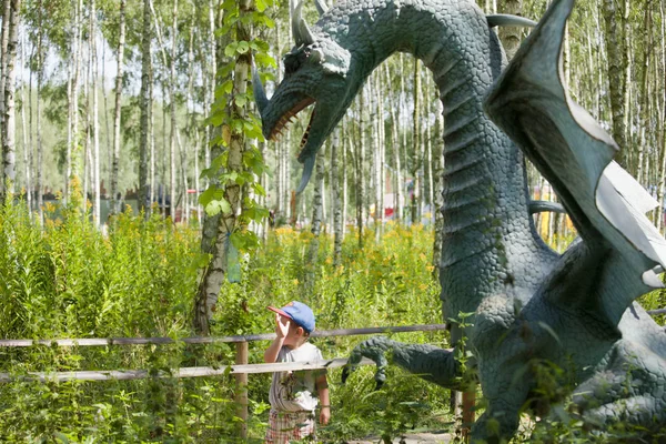Mosciska, Polen - 8 augustus: Dragon model in amusement deel "Farma iluzji", Polen op augustus 8 2016 — Stockfoto