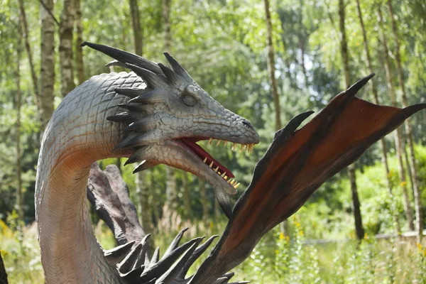 Mosciska, Polen - 8 augustus: Dragon model in amusement deel "Farma iluzji", Polen op augustus 8 2016 — Stockfoto