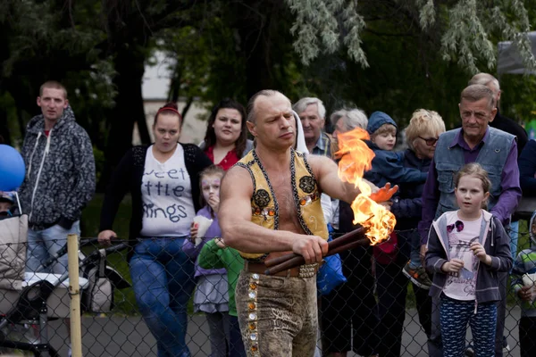 Varšava, Polsko, 1. června: Žonglér s hořící pochodní během představení na "Den dětí" strana 1. června 2017 ve Varšavě, Polsko. — Stock fotografie