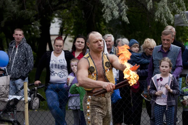 Warszawa, Polska, 1 czerwca: Kuglarz z płonące pochodnie, podczas występu na "Dzień dziecka" party 1 czerwca 2017 r. w Warszawie. — Zdjęcie stockowe