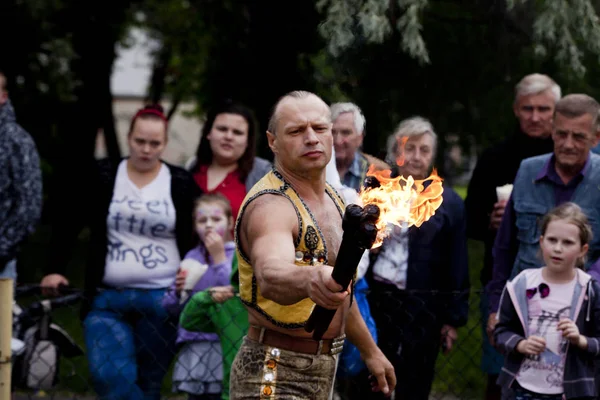 Warschau, Polen, 1. Juni: Jongleur mit brennenden Fackeln während eines Auftritts am "Kindertag" am 1. Juni 2017 in Warschau, Polen. — Stockfoto